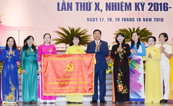 Secretary of the HCM City's Party Committee Dinh La Thang presents a certificate of merit to the municipal Vietnam Women's Union (VWU) at the congress. (Photo: Sggp) Secretary of the HCM City's Party Committee Dinh La Thang presents a certificate of merit to the municipal Vietnam Women's Union (VWU) at the congress. (Photo: Sggp)