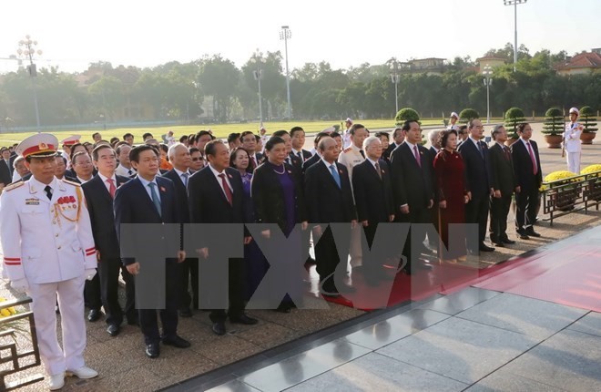 Party and State leader and NA deputies pay tribute to President Ho Chi Minh at his mausoleum before the opening session of the NA's second session (Photo: VNA) Party and State leader and NA deputies pay tribute to President Ho Chi Minh at his mausoleum before the opening session of the NA's second session (Photo: VNA)