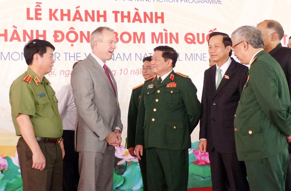 General Ngo Xuan Lich talks with the U.S Ambassador to Vietnam Ted Osius at the inauguration ceremony. General Ngo Xuan Lich talks with the U.S Ambassador to Vietnam Ted Osius at the inauguration ceremony.
