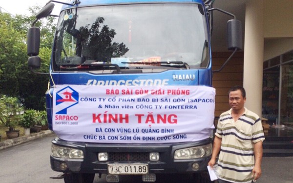 1,800 gifts for floot hit residents in Ha Tinh and Quang Binh 1,800 gifts for floot hit residents in Ha Tinh and Quang Binh