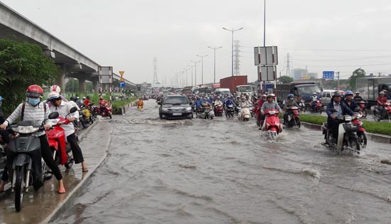 Small rain triggers engine failure vehicles this morning. Flooding after rain in HCMC. Small rain triggers engine failure vehicles this morning. Flooding after rain in HCMC.