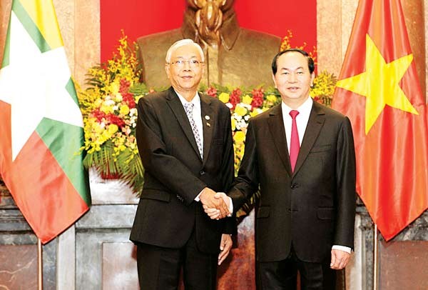 State President of Vietnam Tran Dai Quang (R) welcomes Myanmar Prime Minister Htin Kyaw. State President of Vietnam Tran Dai Quang (R) welcomes Myanmar Prime Minister Htin Kyaw.