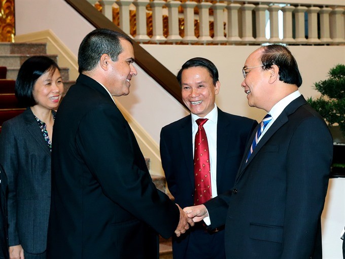 Prime Minister Nguyễn Xuân Phúc (right) and Vietnam News Agency General Director Nguyễn Đức Lợi (central) receive Luis Enrique Gonzalez Acosta, President of Prensa Latina, the official state news agency of Cuba, yesterday in Hà Nội. (Photo: VNA/VNS) Prime Minister Nguyễn Xuân Phúc (right) and Vietnam News Agency General Director Nguyễn Đức Lợi (central) receive Luis Enrique Gonzalez Acosta, President of Prensa Latina, the official state news agency of Cuba, yesterday in Hà Nội. (Photo: VNA/VNS)