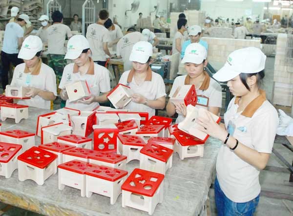 Workers making wooden products for exports at Duc Thanh Company (Photo: SGGP) Workers making wooden products for exports at Duc Thanh Company (Photo: SGGP)