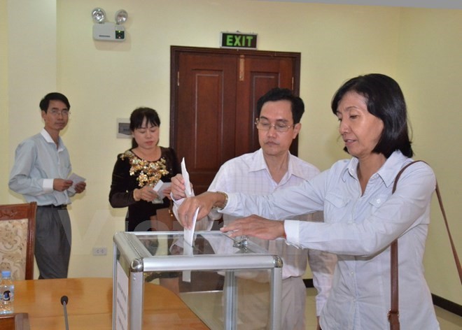 Vietnamese people in Cambodia donate at the fundraiser on October 28 (Photo: VNA) Vietnamese people in Cambodia donate at the fundraiser on October 28 (Photo: VNA)