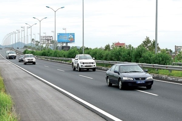Financial experts have called for a better legal framework to curb policy-related risks so that projects, particularly road projects in Việt Nam, could be made more attractive to foreign investors. (Photo: baogiaothong.vn) Financial experts have called for a better legal framework to curb policy-related risks so that projects, particularly road projects in Việt Nam, could be made more attractive to foreign investors. (Photo: baogiaothong.vn)