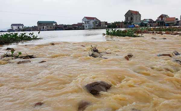 Flooding occurs in many localities in the central provinces. Flooding occurs in many localities in the central provinces.