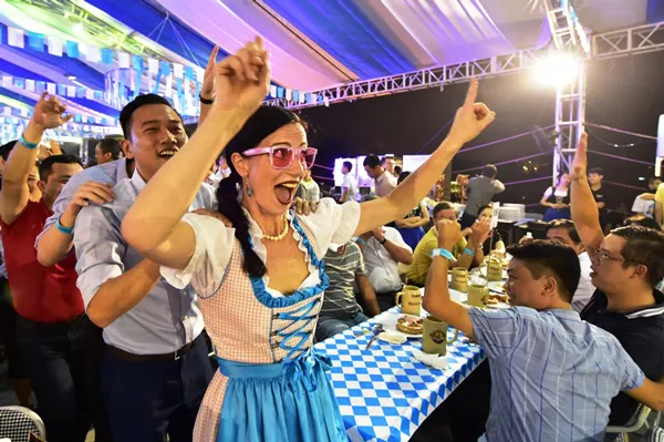 Trải nghiệm văn hóa Đức tại Lễ hội bia Oktoberfest 2016 lớn nhất tại Hà Nội ảnh 5 Trải nghiệm văn hóa Đức tại Lễ hội bia Oktoberfest 2016 lớn nhất tại Hà Nội ảnh 5