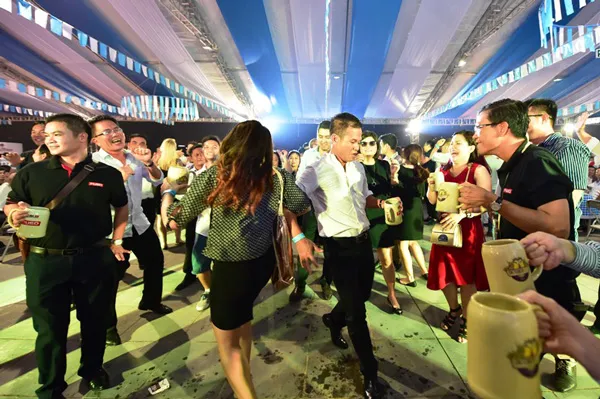 Trải nghiệm văn hóa Đức tại Lễ hội bia Oktoberfest 2016 lớn nhất tại Hà Nội ảnh 7 Trải nghiệm văn hóa Đức tại Lễ hội bia Oktoberfest 2016 lớn nhất tại Hà Nội ảnh 7