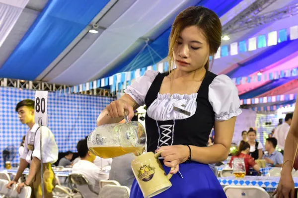 Trải nghiệm văn hóa Đức tại Lễ hội bia Oktoberfest 2016 lớn nhất tại Hà Nội ảnh 10 Trải nghiệm văn hóa Đức tại Lễ hội bia Oktoberfest 2016 lớn nhất tại Hà Nội ảnh 10