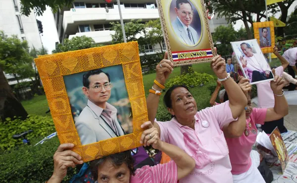 Người Thái mặc đồ hồng cầu nguyện cho nhà Vua ảnh 3 Người Thái mặc đồ hồng cầu nguyện cho nhà Vua ảnh 3