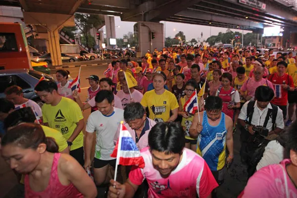 Người Thái mặc đồ hồng cầu nguyện cho nhà Vua ảnh 6 Người Thái mặc đồ hồng cầu nguyện cho nhà Vua ảnh 6