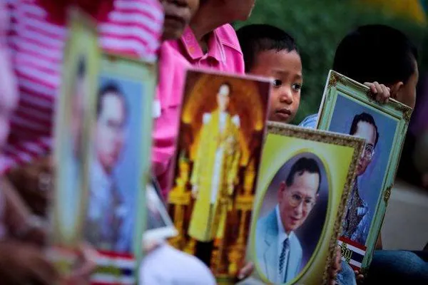 Người Thái mặc đồ hồng cầu nguyện cho nhà Vua ảnh 5 Người Thái mặc đồ hồng cầu nguyện cho nhà Vua ảnh 5