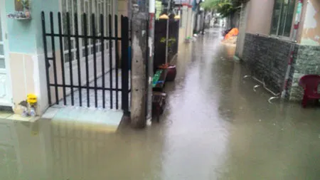 Mưa lớn kết hợp triều cường, TPHCM lại ngập nặng ảnh 10 Mưa lớn kết hợp triều cường, TPHCM lại ngập nặng ảnh 10