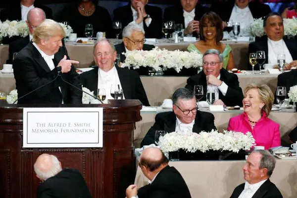 Trump và Clinton tiếp tục căng tại tiệc từ thiện