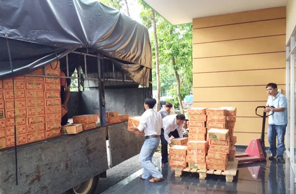Bạn đọc Báo SGGP ủng hộ vùng lũ miền Trung gần 1 tỉ đồng và hàng chục tấn hàng ảnh 3 Bạn đọc Báo SGGP ủng hộ vùng lũ miền Trung gần 1 tỉ đồng và hàng chục tấn hàng ảnh 3