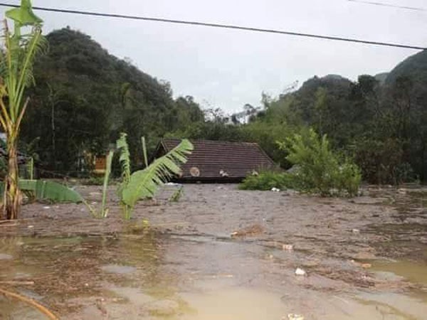 Houses were flooded by over 2. 5 meters. Houses were flooded by over 2. 5 meters.