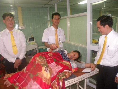 Representatives from the company and the driver pay a visit to the hospital to give cash of VND1 million to mother Vung (Photo: SGGP) Representatives from the company and the driver pay a visit to the hospital to give cash of VND1 million to mother Vung (Photo: SGGP)