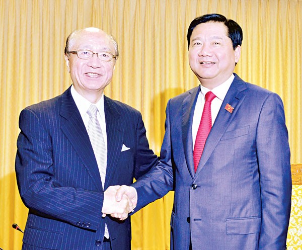 HCMC Party Chief Dinh La Thang (R) shakes hands with Japanese former Minister of Land, Infrastructure and Transport Takeshi Maeda in Hanoi on November 3 (Photo: SGGP) HCMC Party Chief Dinh La Thang (R) shakes hands with Japanese former Minister of Land, Infrastructure and Transport Takeshi Maeda in Hanoi on November 3 (Photo: SGGP)