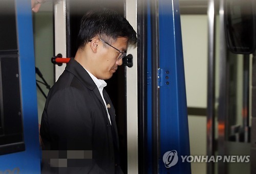 Jeong Ho-seong, a former personal secretary of President Park Geun-hye, appears at the Seoul Central District Prosecutors' Office in Seoul on Nov. 7, 2016, to undergo questioning over suspicions he leaked confidential presidential documents to Choi Soon-sil, the woman at the center of a nation-rocking political scandal. (Yonhap) Jeong Ho-seong, a former personal secretary of President Park Geun-hye, appears at the Seoul Central District Prosecutors' Office in Seoul on Nov. 7, 2016, to undergo questioning over suspicions he leaked confidential presidential documents to Choi Soon-sil, the woman at the center of a nation-rocking political scandal. (Yonhap)