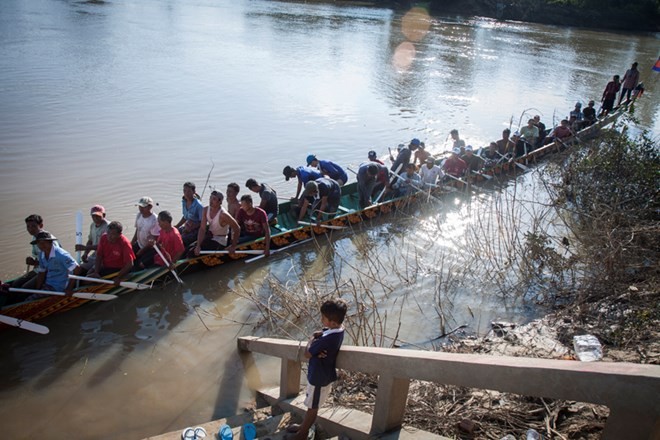 Chumteav Srey Mao crew members return from a practice race in Meuntra village in Phnom Penh’s Dangkao district (Photo: The Cambodia Daily) Chumteav Srey Mao crew members return from a practice race in Meuntra village in Phnom Penh’s Dangkao district (Photo: The Cambodia Daily)
