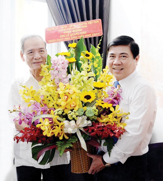 Chairman Phong (R) congrats Professor Le Quang Vinh (Photo: SGGP) Chairman Phong (R) congrats Professor Le Quang Vinh (Photo: SGGP)