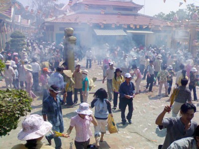 Pilgrims visit pagoda at the beginning of Lunar New Year. (Photo: KK) Pilgrims visit pagoda at the beginning of Lunar New Year. (Photo: KK)