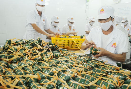 Workers make lean pork paste at Vissan Company (Photo: SGGP) Workers make lean pork paste at Vissan Company (Photo: SGGP)
