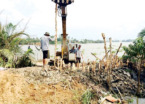 Functional forces and people quickly reinforced dyke systems along Sai Gon River. Functional forces and people quickly reinforced dyke systems along Sai Gon River.