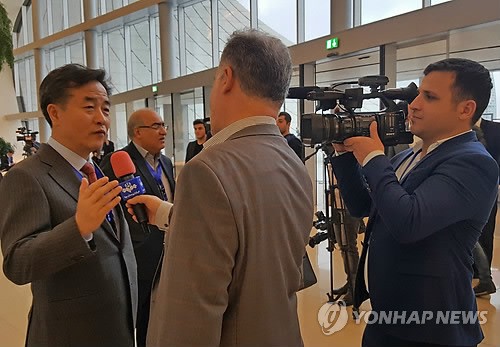 Yonhap President Park No-hwang speaks in an interview with a foreign broadcaster at the 5th News Agencies World Congress in Baku, Azerbaijan, on Nov. 16, 2016. (Yonhap) Yonhap President Park No-hwang speaks in an interview with a foreign broadcaster at the 5th News Agencies World Congress in Baku, Azerbaijan, on Nov. 16, 2016. (Yonhap)