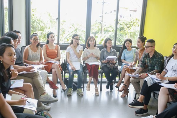 Vietnamese and international artists join in an actor training program.
