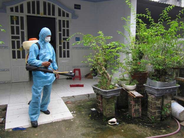 Medical worker sprays disinfectants to kill mosquitos and its larva (Photo: SGGP) Medical worker sprays disinfectants to kill mosquitos and its larva (Photo: SGGP)
