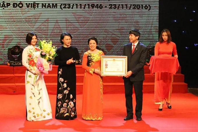 National Assembly Chairwoman Nguyễn Thị Kim Ngân presents the Labour Order, second class, to the VNRC. — Photo courtesy of VNRC National Assembly Chairwoman Nguyễn Thị Kim Ngân presents the Labour Order, second class, to the VNRC. — Photo courtesy of VNRC