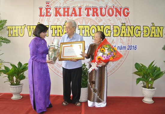 Head of the Department of Propaganda and Training of the HCMC Party Committee Than Thi Thu ( L) offers certificate of merit to Associate Professor Dr. Tran Trong Dang Dan (C) Head of the Department of Propaganda and Training of the HCMC Party Committee Than Thi Thu ( L) offers certificate of merit to Associate Professor Dr. Tran Trong Dang Dan (C)