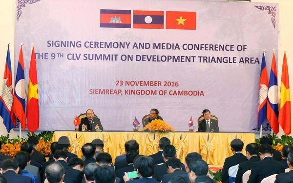 The three Prime Ministers at the joint press conference (Source: VNA) The three Prime Ministers at the joint press conference (Source: VNA)