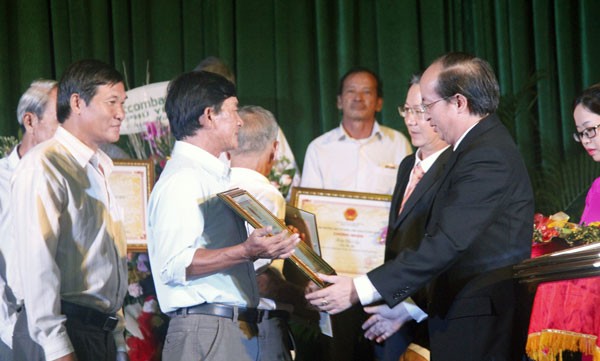 Vice charman of Phu Yen People’s Committee, Phan Dinh Phung gives a certificate in recognition of the Whale Worshipping festival as a national intangible cultural heritage to a representative of the fishing sector in the province. (Photo: Sggp) Vice charman of Phu Yen People’s Committee, Phan Dinh Phung gives a certificate in recognition of the Whale Worshipping festival as a national intangible cultural heritage to a representative of the fishing sector in the province. (Photo: Sggp)