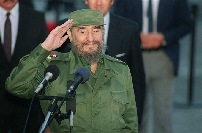 This file photo taken on October 12, 1995 shows Cuban President Fidel Castro saluting journalists as he speaks with them following his 13 October 1995 arrival at Montevideo’s airport. Cuban revolutionary icon Fidel Castro died late on November 25, 2016 in Havana, his brother, President Raul Castro, announced on national television. - AFP/VNA Photo This file photo taken on October 12, 1995 shows Cuban President Fidel Castro saluting journalists as he speaks with them following his 13 October 1995 arrival at Montevideo’s airport. Cuban revolutionary icon Fidel Castro died late on November 25, 2016 in Havana, his brother, President Raul Castro, announced on national television. - AFP/VNA Photo