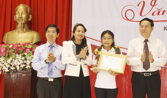 Nguyen Ngoc Truc of the Practical Secondary School under the Tra Vinh University of Pedagogy gets the first prize in the 8th and 9th grade category. Do Thuy Quynh from Le Hong Phong secondary school in Soc Trang Province won the first prize in the 6th and 7th grade category. “Prudential-Good Essay, Good Writing” Contest is co-organized each year by Life Insurer Prudential Vietnam and Sai Gon Giai Phong Newspaper Nguyen Ngoc Truc of the Practical Secondary School under the Tra Vinh University of Pedagogy gets the first prize in the 8th and 9th grade category. Do Thuy Quynh from Le Hong Phong secondary school in Soc Trang Province won the first prize in the 6th and 7th grade category. “Prudential-Good Essay, Good Writing” Contest is co-organized each year by Life Insurer Prudential Vietnam and Sai Gon Giai Phong Newspaper
