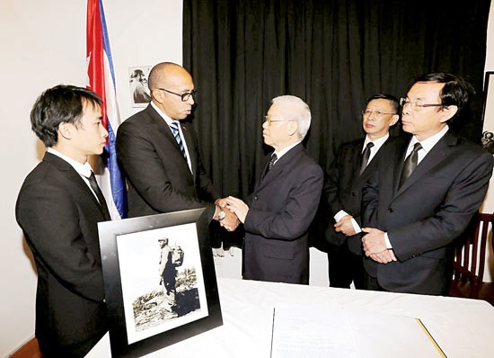 General Secretary of the Communist Party of Vietnam Nguyen Phu Trong (C) deeply condoled with Cuban Ambassador to Vietnam Herminio Lopez Diaz. General Secretary of the Communist Party of Vietnam Nguyen Phu Trong (C) deeply condoled with Cuban Ambassador to Vietnam Herminio Lopez Diaz.