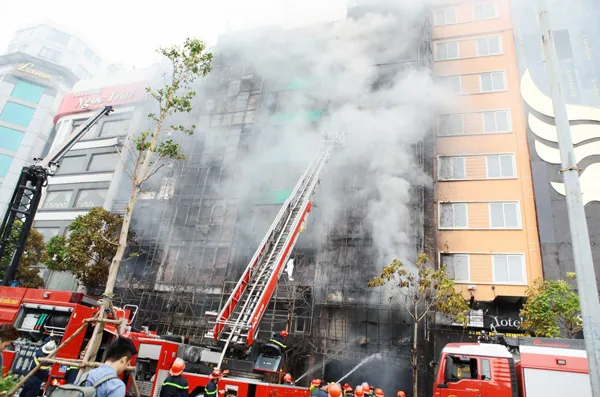 Khẩn trương tìm người mắc kẹt trong vụ cháy lớn quán karaoke ở Hà Nội ảnh 8