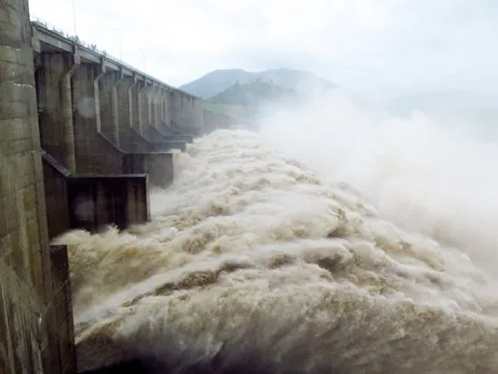 Nam Trung bộ ngập trong mưa lũ, thủy điện sông Ba Hạ tăng xả lũ lên 10.400 m³/giây ảnh 3