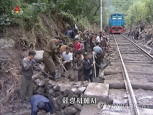 Workers from North Korea's Ministry of Railways engage in restoring a railway hit by floods in Heoryong, northeastern North Korea, in this photo taken from footage of the North's Korean Central TV Broadcasting Station on Sept. 10, 2016. (For Use Only in the Republic of Korea. No Redistribution) (Yonhap) Workers from North Korea's Ministry of Railways engage in restoring a railway hit by floods in Heoryong, northeastern North Korea, in this photo taken from footage of the North's Korean Central TV Broadcasting Station on Sept. 10, 2016. (For Use Only in the Republic of Korea. No Redistribution) (Yonhap)