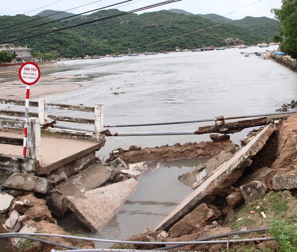 A span of bridge in Vinh Hy Bay of Ninh Thuan was collapsed by heavy downpours A span of bridge in Vinh Hy Bay of Ninh Thuan was collapsed by heavy downpours