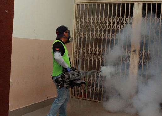 A worker spaying mosquito repellent with Singaporean technique (Photo: Preventive Medicine Center) A worker spaying mosquito repellent with Singaporean technique (Photo: Preventive Medicine Center)