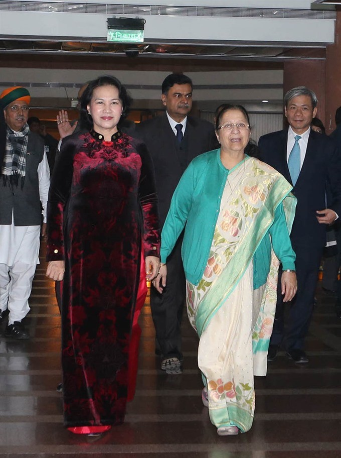 National Assembly Chairwoman Nguyen Thi Kim Ngan (left) held talks with Speaker of the Lower House of India Sumitra Mahajan in New Delhi on December 9 during the Vietnamese legislative leader’s official visit to the country. On this occasion, the top legislators signed a cooperative agreement between the two sides. (Photo: VNA/VNS) National Assembly Chairwoman Nguyen Thi Kim Ngan (left) held talks with Speaker of the Lower House of India Sumitra Mahajan in New Delhi on December 9 during the Vietnamese legislative leader’s official visit to the country. On this occasion, the top legislators signed a cooperative agreement between the two sides. (Photo: VNA/VNS)
