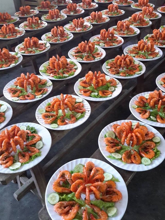 Served in style: Shrimps roosting on a glass, a popular starter. (Photo: VNS)
