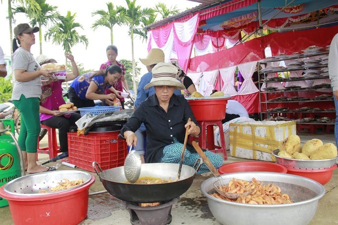 Deep fried:The stoves are busy and the kitchen bustles with a lot of energy. (Photo: VNS)