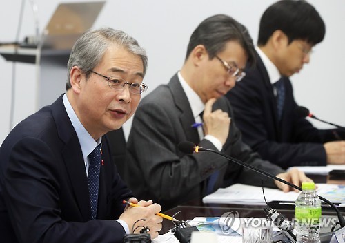 Yim Jong-yong (L), chairman of the Financial Services Commission, speaks during a visit to the Financial Security Institute in Yongin, Gyeonggi Province, on Dec. 12, 2016. (Yonhap) Yim Jong-yong (L), chairman of the Financial Services Commission, speaks during a visit to the Financial Security Institute in Yongin, Gyeonggi Province, on Dec. 12, 2016. (Yonhap)