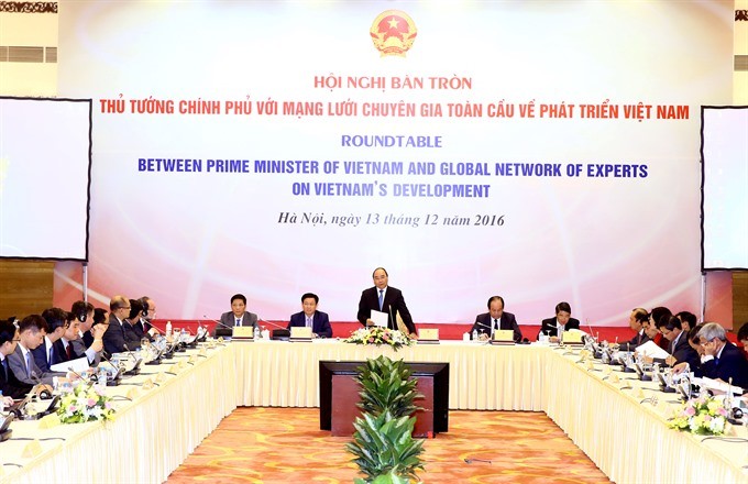 Prime Minister Nguyen Xuan Phuc delivered a speech, concluding the roundtable conference between the PM and Global Network of Experts on Vietnam’s Development held yesterday in the capital city of Hanoi. (Photo: VNA/VNS)