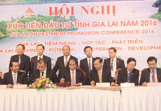 Prime Minister Nguyen Xuan Phuc attends the conference Prime Minister Nguyen Xuan Phuc attends the conference